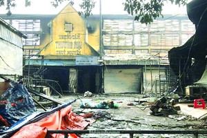 海防市始源商場失火