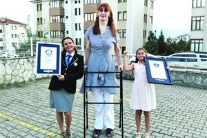 格爾吉（中）平日走動使用輪椅或助行器。