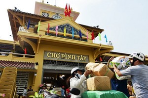 平西市場商販為恢復營業作好準備。