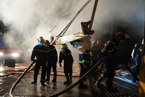 消防隊在火警現場致力滅火。（圖源：LĐO)