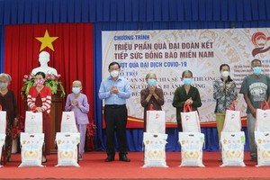 受新冠疫情影響的安江貧民獲贈送民生袋。（圖源：阮仁）