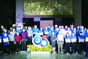 各模範青年與各領導、代表合照。