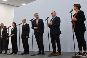 德國的社會民主黨、綠黨及自由民主黨舉行記者會，宣佈已達成聯合組閣的初步共識。（圖源：AFP）