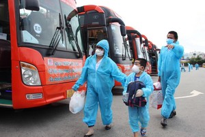 乘客到車站乘搭跨省客運。（圖源：英俊）