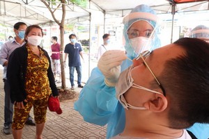 本市高危人群接受鼻拭子採樣檢測。（圖源：春梅）