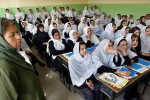 圖為2004年，一班女學生在喀布爾一間中學上課。 （圖源：Getty Images）