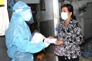 《西貢解放報》代表前往孕婦杜氏瓊兒的租住房動員、贈送輔助款項。