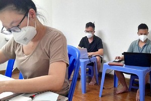 黎文孟（右）在8號新冠醫院負責輸入資訊的工作。