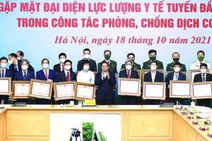 政府總理范明政向防疫出色個人頒發獎狀。