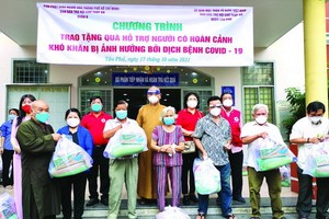 組委會向和盛坊貧困戶贈送救濟品。