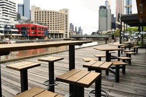 居家令期間，澳大利亞墨爾本南碼頭的戶外餐桌上空無一人。（圖源：Getty Images)