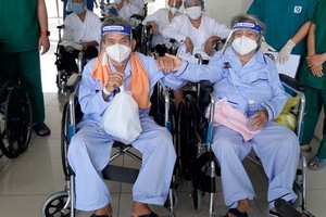 黎文俊夫妻倆康復出院時手牽手的畫面，讓許多見證人淚汪汪。