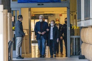 當地時間17日，75歲的美國前總統比爾‧克林頓在妻子希拉里陪伴下，從加州一家醫院出院。（圖源：AP） 