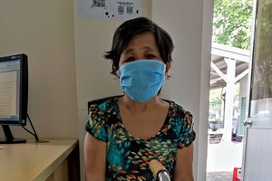 黃紅拄著拐杖來報社求助