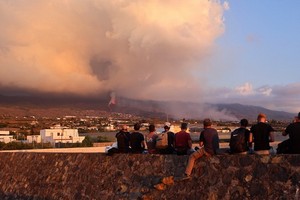 受到火山灰影響天空呈現灰濛濛一片。（圖源：路透社） 