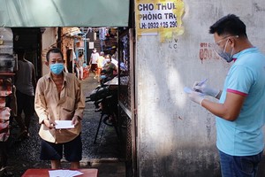 民眾前來領取西貢志願組贈送的禮物。