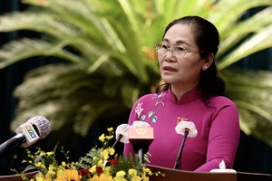 市人民議會主席阮氏麗在會議上致閉幕詞。（圖源：自忠） 