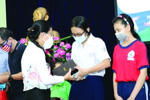 市祖國陣線委員會副主席潘嬌清香向占婆族貧困學生贈送平面電腦設備。