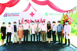 越香集團領導與診所醫生合影。