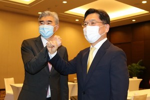 韓外交部韓半島和平交涉本部長魯圭悳（右）和美對朝特別代表星‧金。（圖源：韓聯社） 