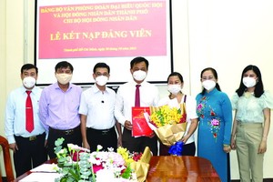 市人民議會黨支部接納新黨員