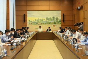 國會代表分組討論社經問題和兩部法案。（圖源：工商報） 