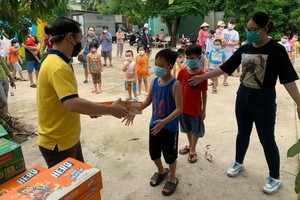 黃文燼向本市小朋友童贈送奶品。