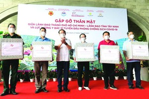 市委書記阮文年贈送禮物給一線抗疫人員。
