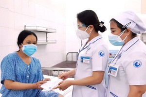 市接生員協會副主任阮氏雪嫦向某產婦贈送輔助金。