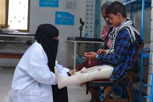 也門亞丁一家醫院的醫生正在檢查一名小男孩的假肢。（圖源：UNICEF） 