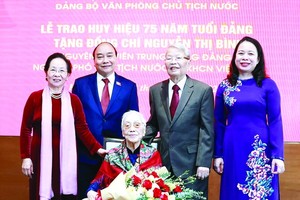 國家主席阮春福與各代表祝賀國家原副主席阮氏萍。