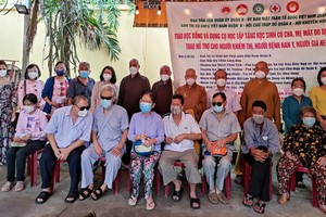 組委會向視障者贈送輔助金。