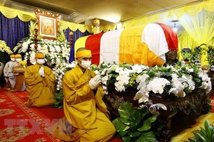 釋普慧長老金棺移入寶塔恭迎儀式。（圖源：越通社）