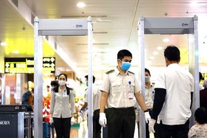 乘客在接受登機前安全檢查。（圖源：越通社）