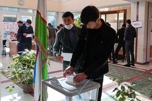 10月24日，選民在烏茲別克斯坦塔什幹投票。（圖源：新華社）