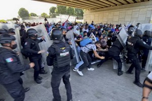 當地時間23日，又有一大批移民從墨西哥南部出發前往美國，他們當天沖破了墨西哥警察的封鎖。（圖源：互聯網）