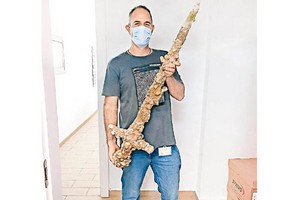 潛水員發現 900 年前古劍