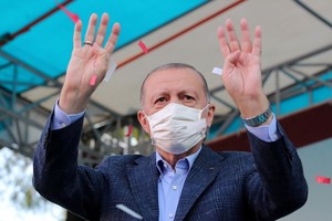 10月23日，土耳其總統埃爾多安在土西北部城市埃斯基謝希爾向支持者揮手。（圖源：新華社）