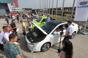 圖為7月16日，人們在白俄羅斯明斯克郊區舉辦的電動交通日活動上體驗電動汽車。（圖源：新華社）