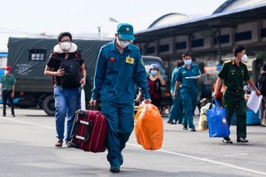 自衛民兵協助民眾搬運行李上車回鄉。（圖源：TTO）