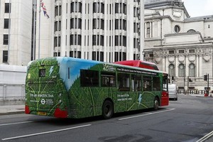 這是8月9日在英國倫敦市中心拍攝的電動公交車。（圖源：新華社）