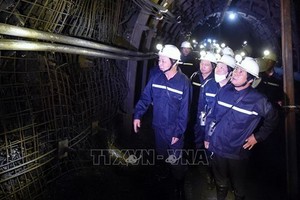 政府副總理黎文成（前右）親往視察胖山煤炭開礦工作。（圖源：越通社）