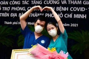 阿東與阿雲夫婦在表揚馳援本市抗疫醫護人員的儀式上。