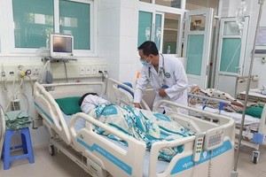 醫生在為一名獲送醫院搶救後脫險的中毒學生查體。（圖源：黃楊）