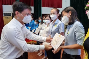 第五郡郡委書阮孟強頒獎給模範女幹部。