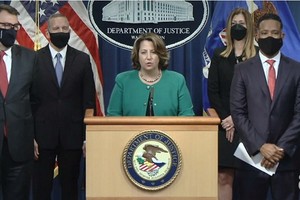 美國司法部當地時間26日宣佈，美國和歐洲執法人員聯合打擊借助暗網進行的跨國毒品交易，已抓捕150名嫌疑人，查獲大量毒品毒資。（圖源: 紐約時報視頻截圖）