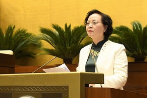 內務部長范氏清茶闡釋國會代表質詢的問題。（圖源: VTV）