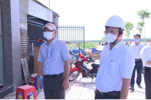 同奈省人委會主席高進勇（前右）10月25日親往視察祿安-平山安置區建房實況。（圖源: 黎琳）