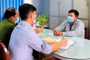 殺人嫌犯丁文昆在公安派出所向調查員供述其犯罪過程。（圖源: LĐO）