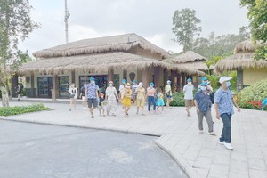 國內游客遊覽觀光富國島。（圖源：T. Nốt）